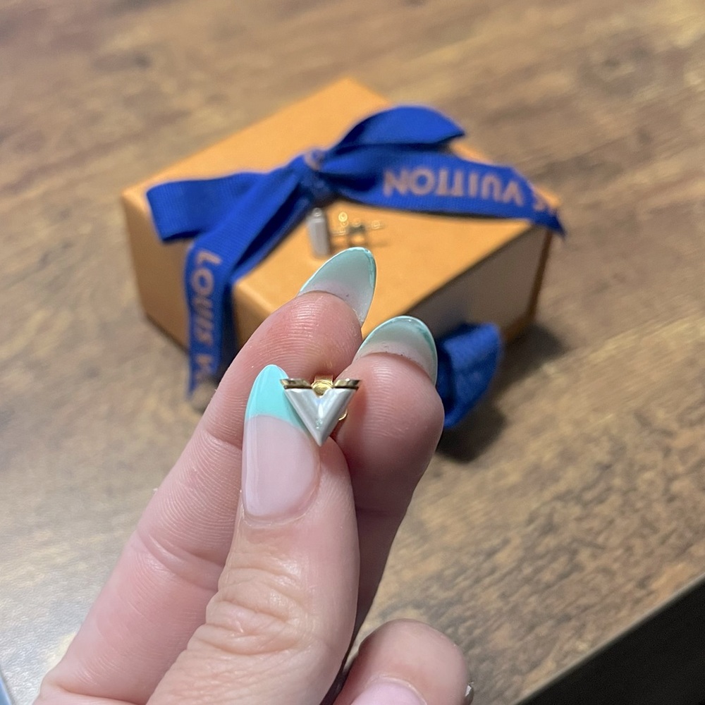 LV Essential V Stud Earrings